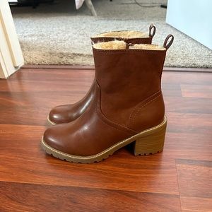 Brown Lug Sole Fur-lined Boots - size 7.5